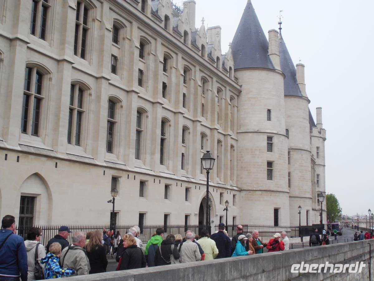 Vor der Conciergerie