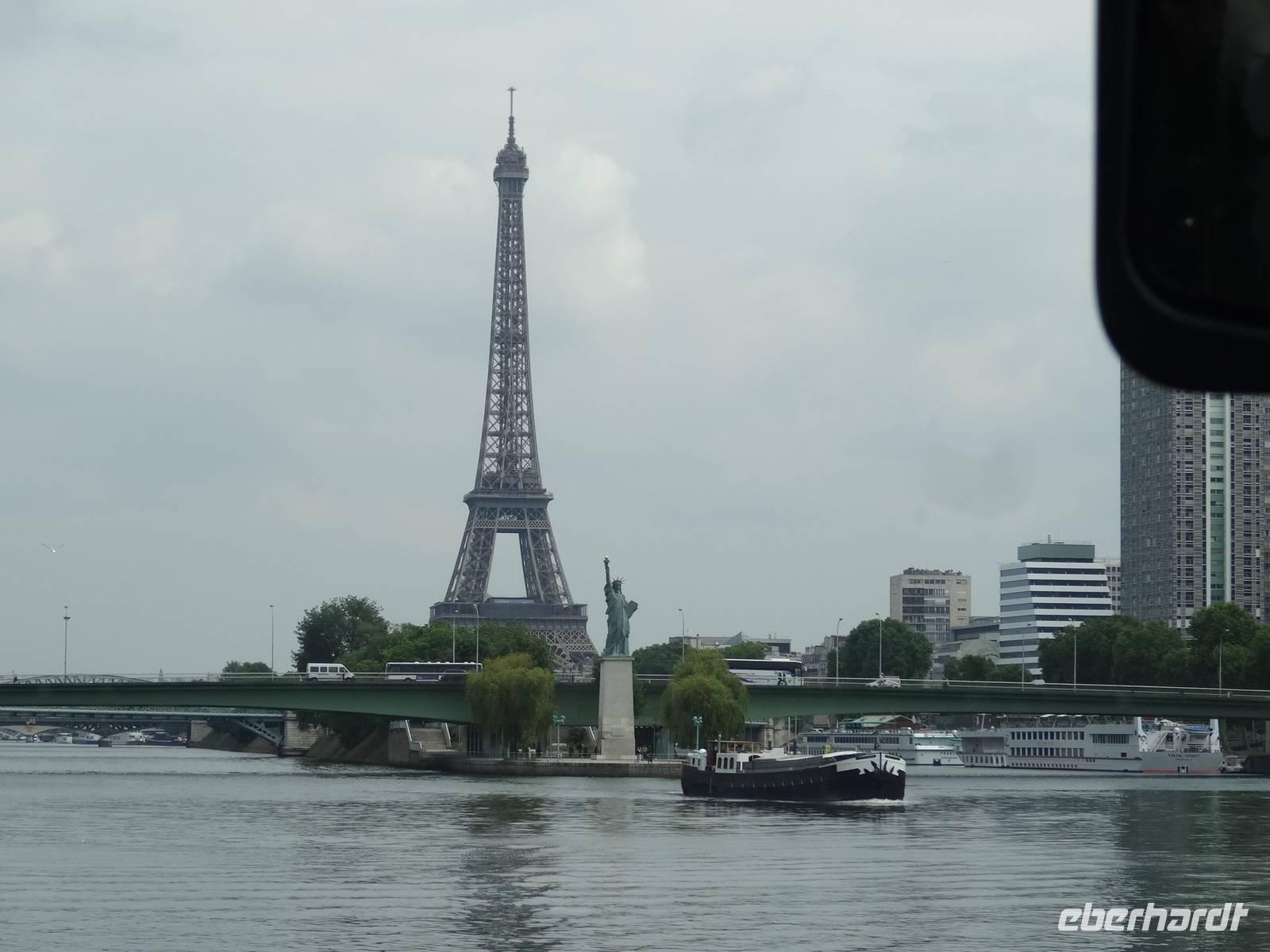 Eiffelturm mit kleiner Freiheitsstatue