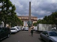Denkmal auf dem Place Broglie, im Hintergrund das Theater