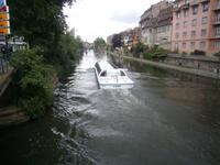 Die Ill mit einem Ausflugsschiff