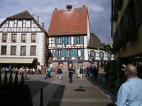 Storchennest auf einem Wohnhaus des Ortes