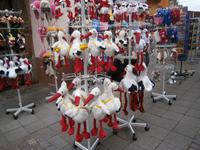 Andenkenladen, Auslagen mit dem Wappentier des Elsaß, dem Storch