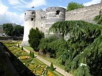 Angers - mächtige Türme des Schlosses mit Parkanlage