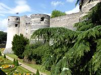 Angers - mächtige Türme des Schlosses mit Parkanlage