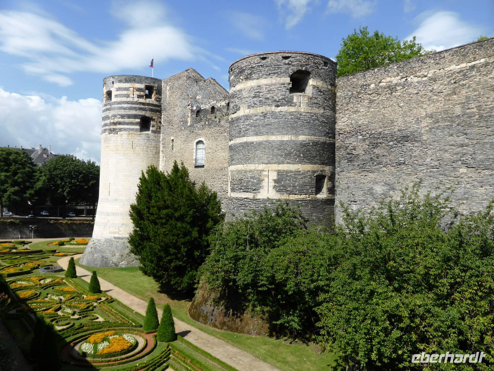 Angers - mächtige Türme des Schlosses mit Parkanlage