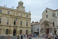 Rathaus und Kathedrale in Arles