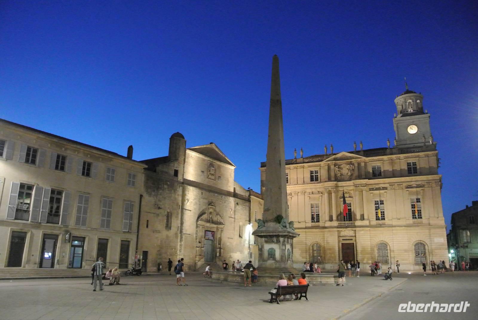 Rathaus von Arles bei Nacht