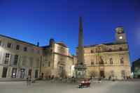 Rathaus von Arles bei Nacht