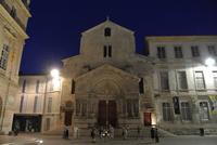 Kathedrale in Arles bei Nacht