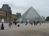 Der Louvre mit der Pyramide im Mittelpunkt