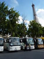 Kreiselbus unterm Eiffelturm