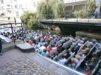 Ein Ausflugsschiff passiert die Durchfahrt