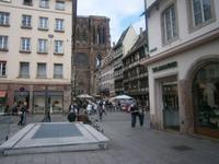 Blick durch eine enge Gasse zum Münster