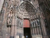 prächtiger Figurenschmuck am Eingangsportal