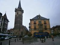 Obernai, Marktplatz mit dem Brunnen der Hl. Odile, dem Rathaus und dem Kapellturm