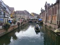 Colmar, Fischerstaden und Markthalle, auf der Lauch ein E-Boot mit Gästen