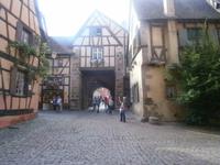 Ein Stadttor von Riquewihr, des am meisten besuchten Ortes an der Elsässer Weinstraße