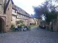 Ruhesuchende im Trubel des Ortes