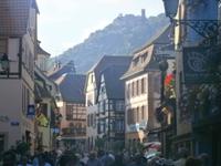 Überragt wird das Städtchen von drei Burgen