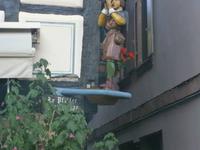 Eine Pfeifferfigur an einem Haus