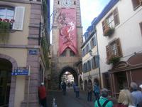 Ein Stadttor überspannt die Hauptstraße