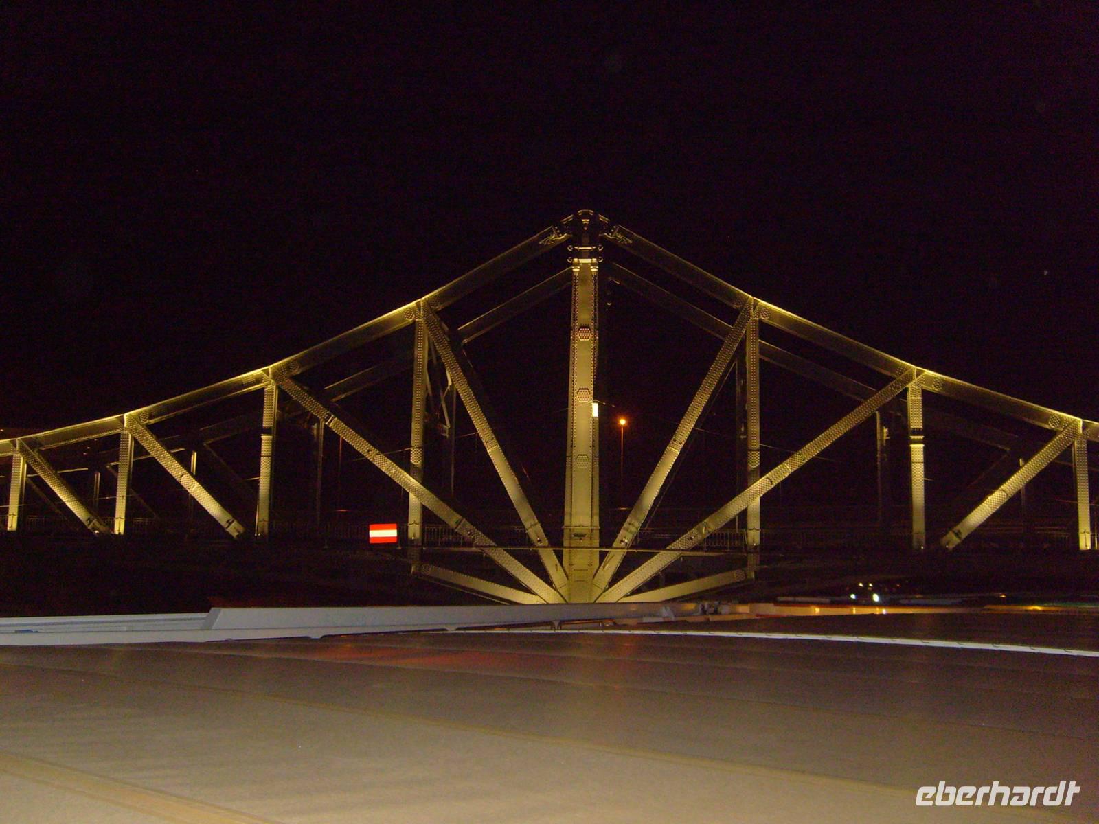 beleuchtete Brücken auf der Rhone