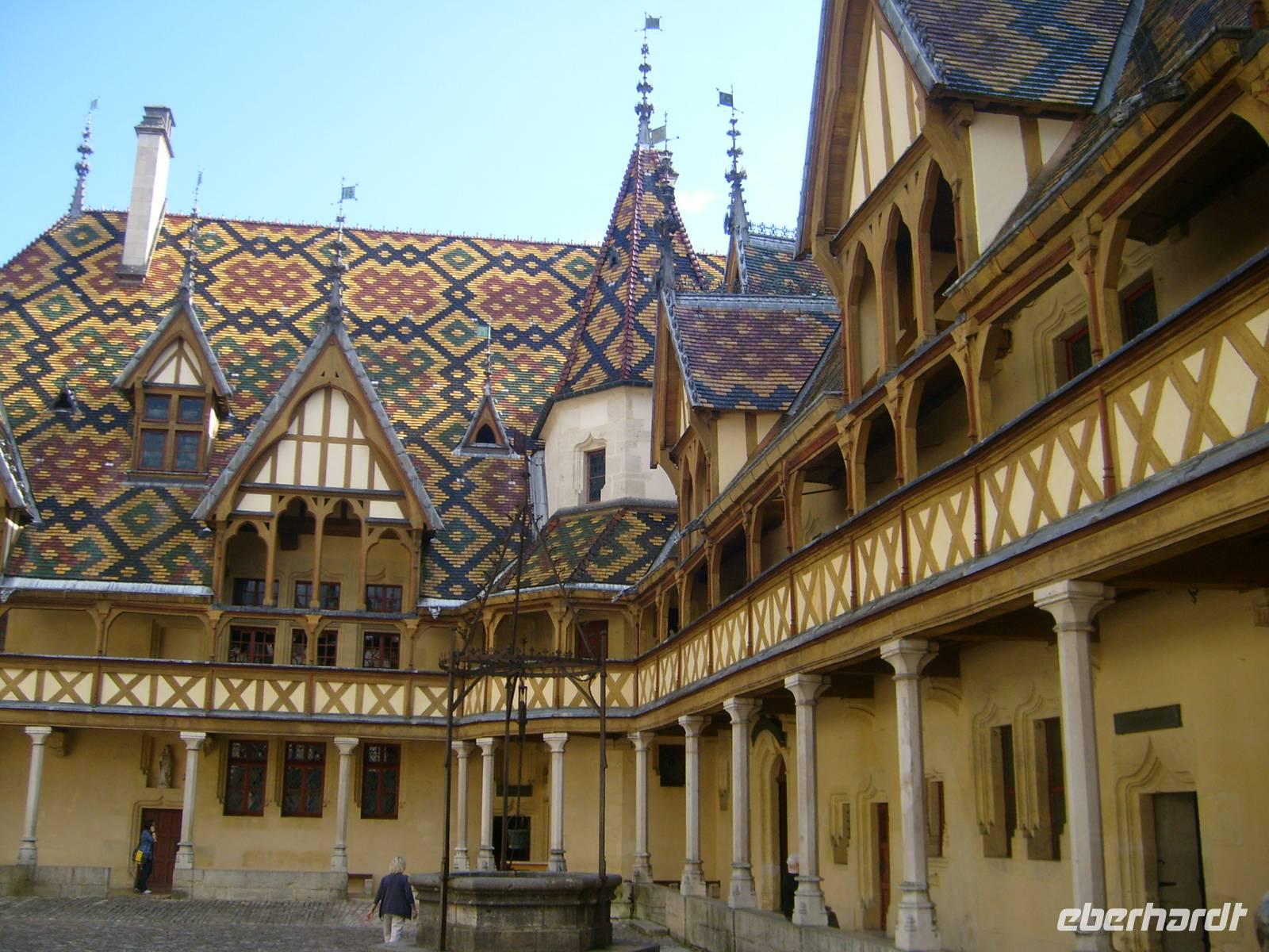 typische bunte Dächer im Beaujolais-Gebiet