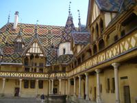 typische bunte Dächer im Beaujolais-Gebiet