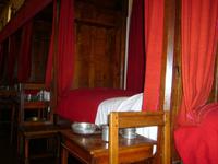 in den Betten lagen bis zu 3 Kranke