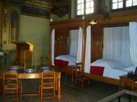Betten und kleiner Raum für maximal 20 Personen