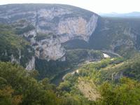 die Ardèche schlängelt sich durch das Kalksandsteingebirge