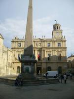 im Hintergrund das Hôtel de Ville - das Rathaus der Stadt Arles