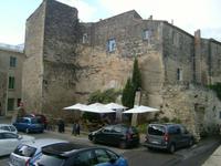 in alten Gemäuern scheckt der Wein und der Café