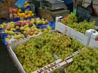 süße Weintrauben und Passionsfrüchte