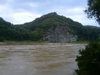 durch Regenfälle ist das Flusswasser angestiegen