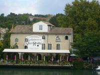 entlang des Ufers kleine Restaurantes