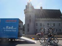 Erstes Ausladen der Räder am Château de Sully