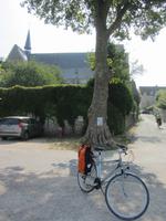 Fahrrad vor der Basilika von St-Dyè-sur-Loire
