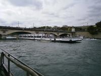 Ein weiteres Schiff mit Gästen auf der Seine, im Hintergrund die 