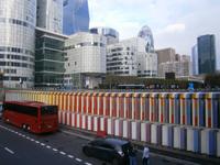 Vor den bunten Wasserkaskaden parkt unser Reisebus