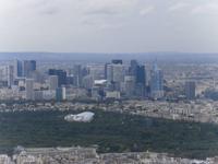 Blick vom Eiffelturm auf das moderne Viertel 