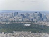 Blick vom Eiffelturm auf das moderne Viertel 