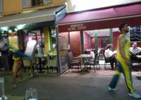 Capoeiraartisten vor Lokalen am Blumenmarkt