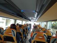 Alle Gäste lauschen gespannt Michaels Ausführungen im Bus