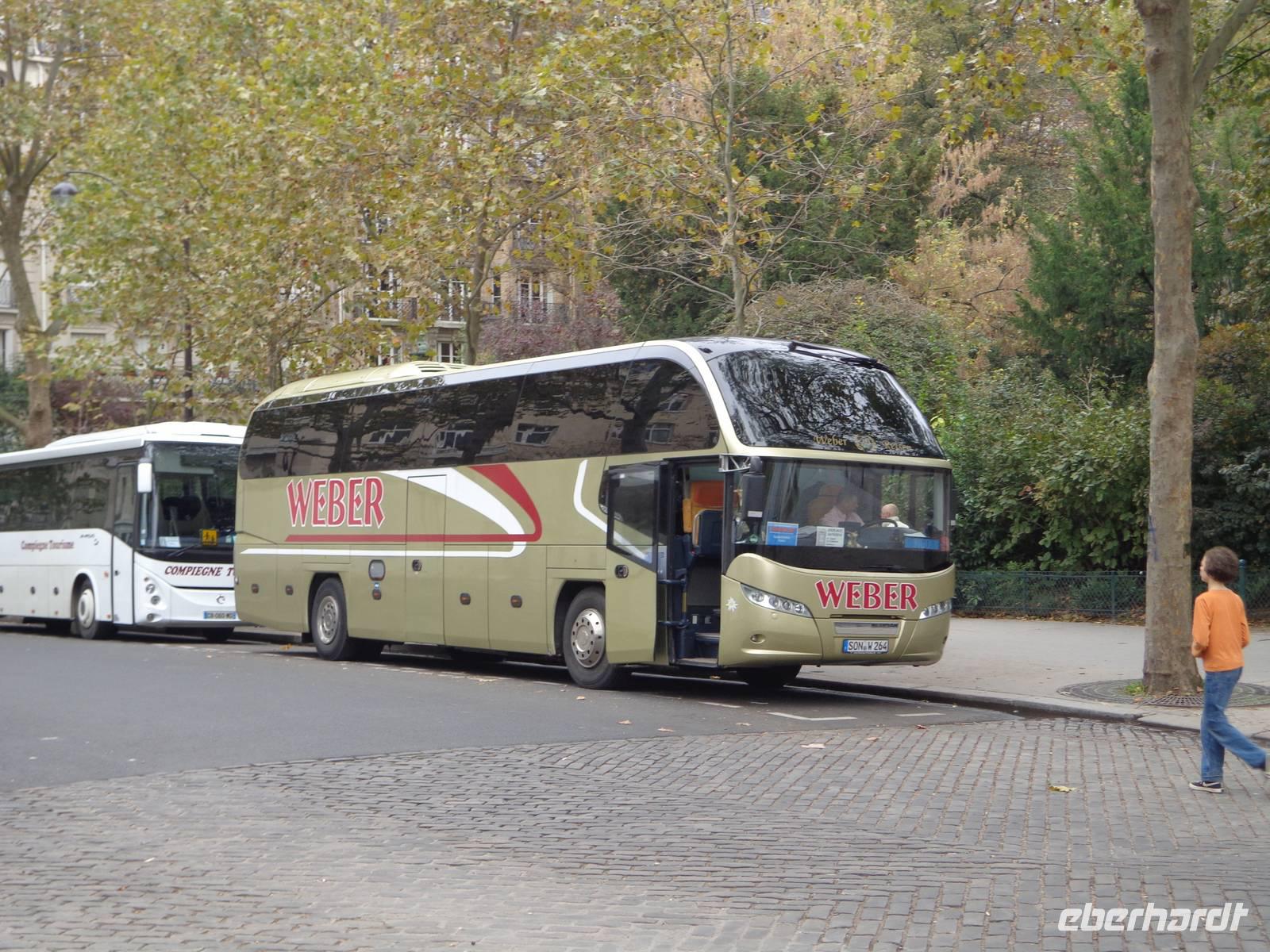 Unser Bus beim Parken am Eiffelturm