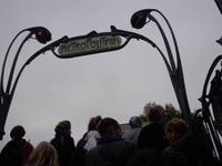 Hier geht es zur U-Bahn