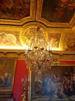 Um so höher sie hängen, um so edler sind sie. Lüster in Versailles