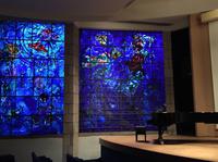 087Konzertsaal mit Fenstern von Chagall