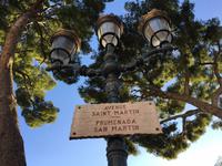 341Zweisprachiges Straßenschild auf Monegassisch und Französisch