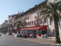 Cannes Straßencafé